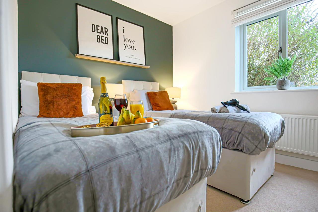 Stylish Apartment With Balcony, Free Parking, Fast Wifi And Smart Tv With Sky And Netflix By Yoko Property ミルトン・ケインズ エクステリア 写真